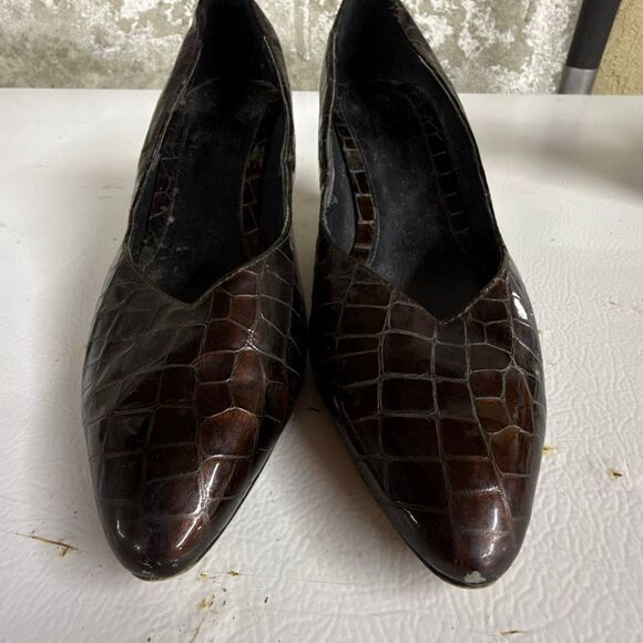 Stuart Weitzman Women's Dark Brown Leather Croc Embossed Pumps Heels Size 8.5 - Picture 9 of 10
